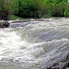 Einigermaßen friedlich fließt die Isar an Lenggries vorbei