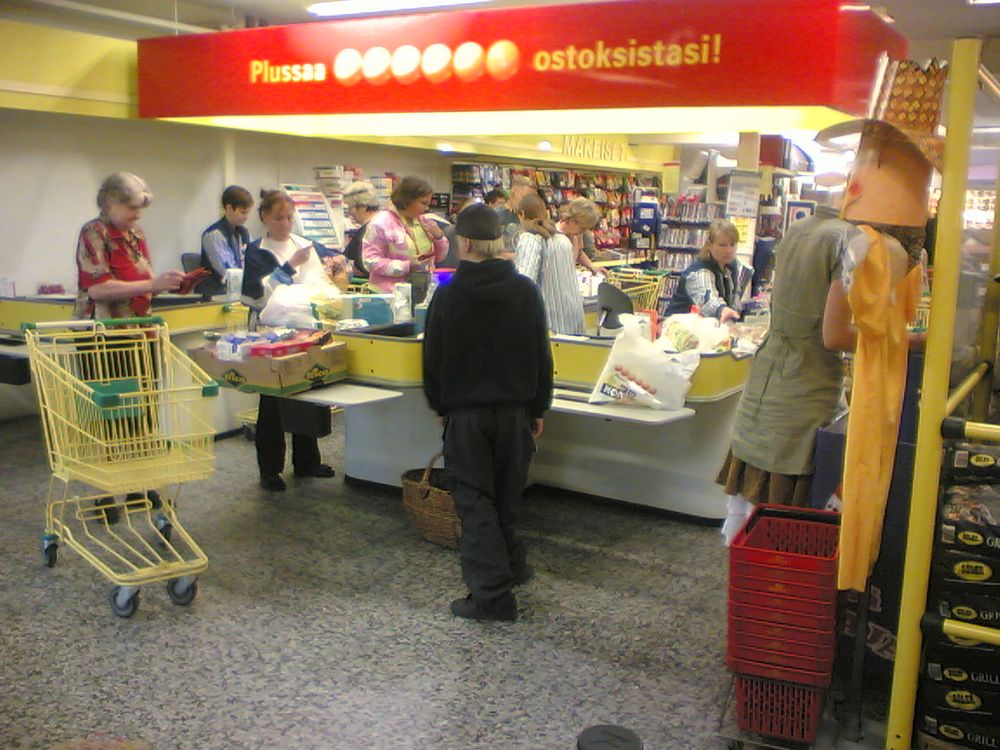 Einkauf für die Mittsommernacht in Finnland am 23.06.2005