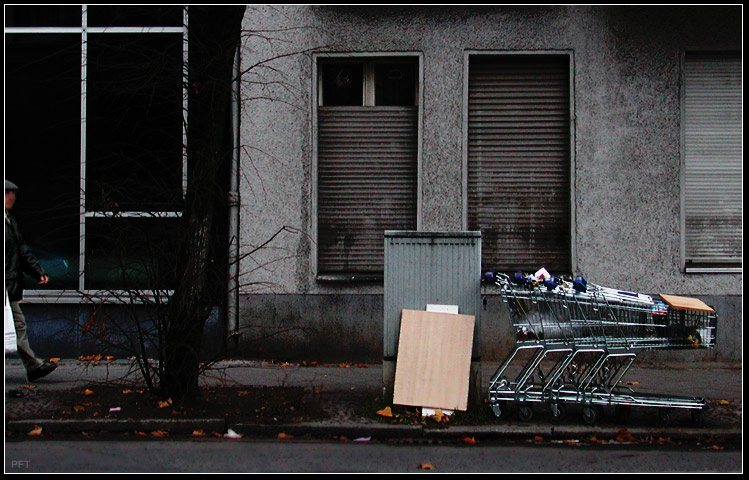 Einkaufen in der Lahnstraße, Neukölln.