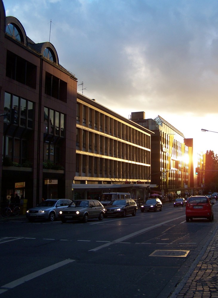 Einkaufsstraße am Abend