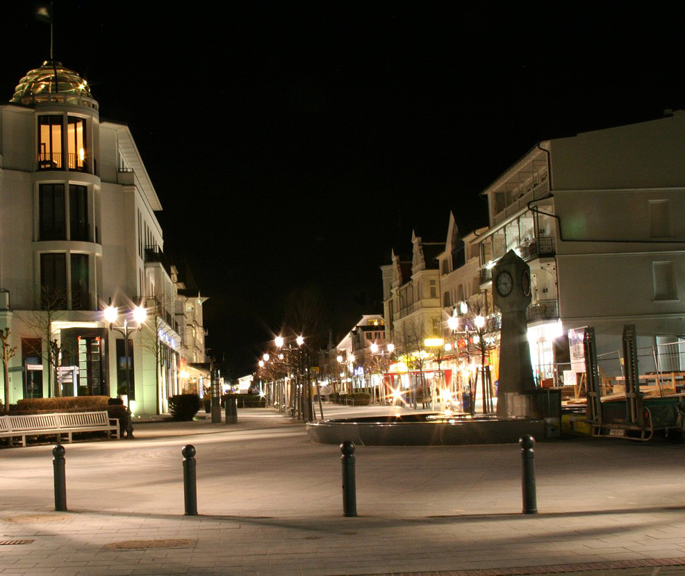 Einkaufsstraße bei Nacht