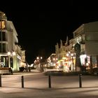 Einkaufsstraße bei Nacht