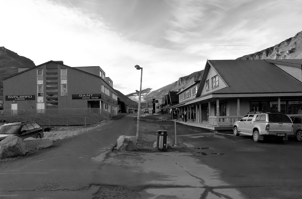 Einkaufsstraße und "City Center" von Longyearbyen...