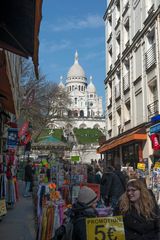 ~ Einkaufsstraße vor Sacre Coeur ~