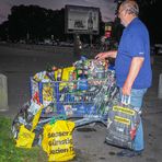 Einkaufswagen voll Pfandflaschen