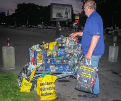 Einkaufswagen voll Pfandflaschen