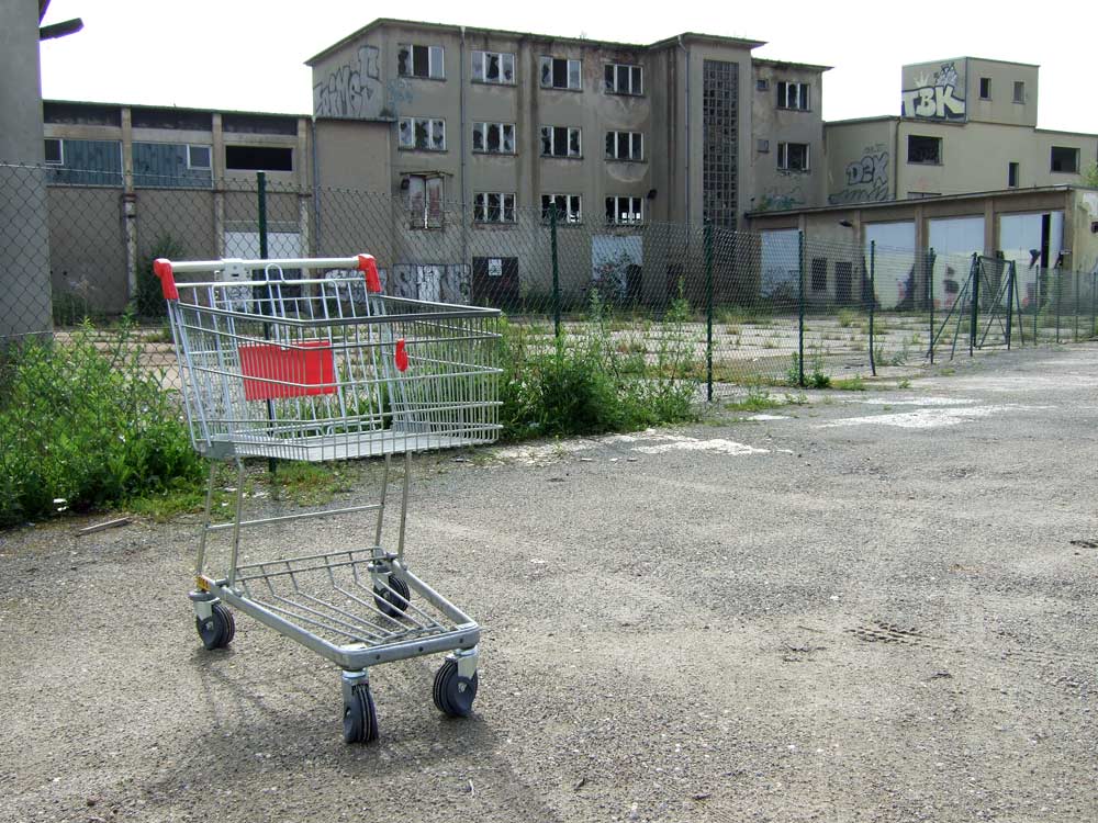 Einkaufswagen vor Fabrikruine