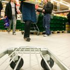 Einkaufswagenparade im Discounter