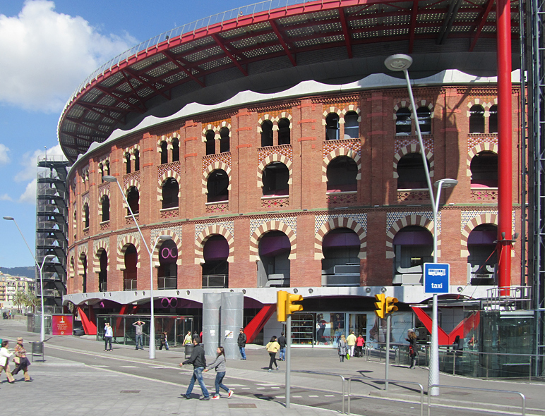 Einkaufszentrum in einer ehemaligen Stierkampfarena (Barcelona) II