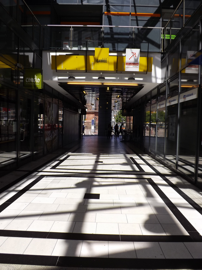 Einkaufszentrum Licht & Schatten