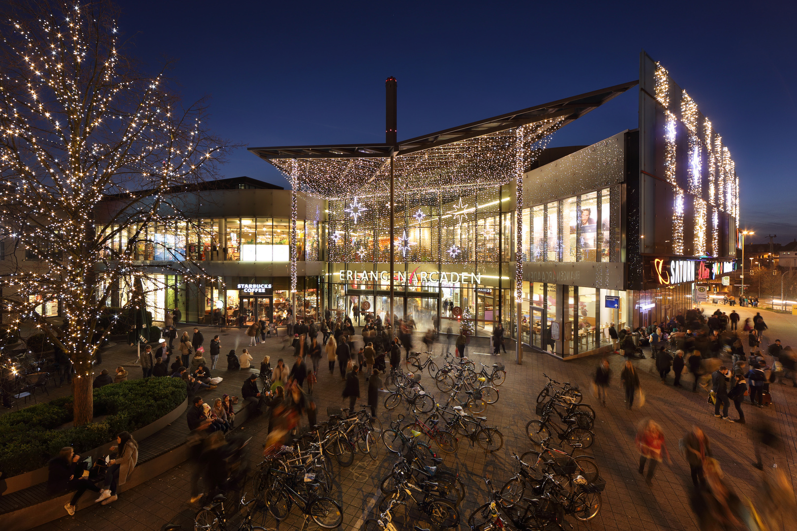 Einkaufszentrum mit weihnachtlicher Beleuchtung