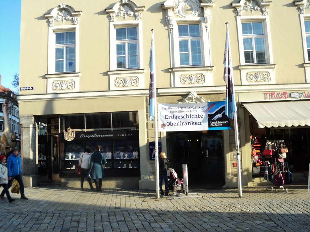 Einladend hat der Dino (links) sein Museum in Bayreuth" herausgeputzt "