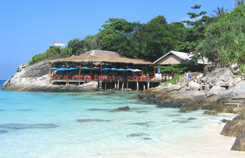 Einladend: Strand-Restaurant 2 auf Ko Racha Yai