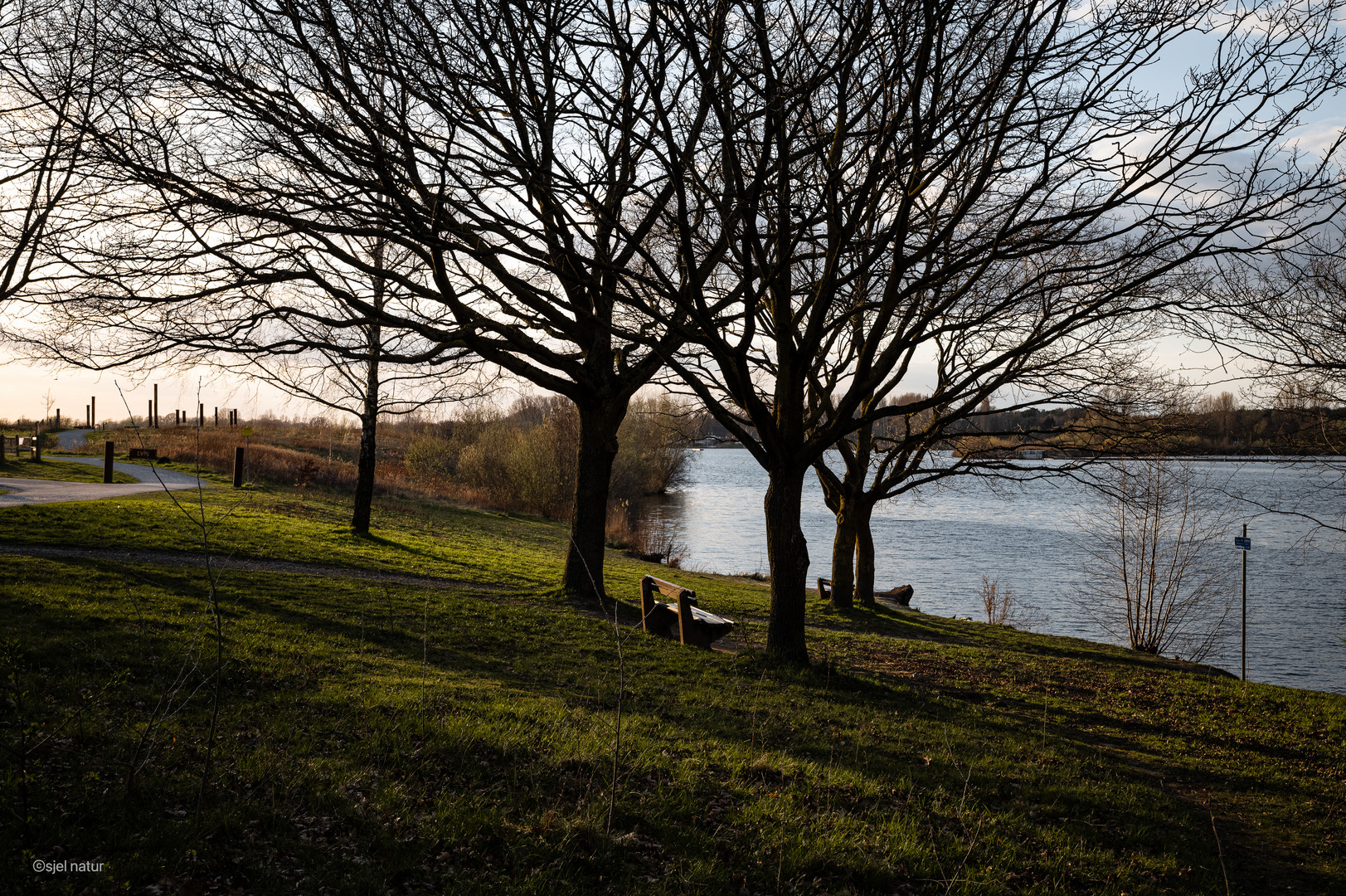 Einladende Bank am Lippesee in Paderborn