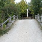 Einladende und abschirmende Bogenbrücke (unterseitig Doppelbogen)) zur Weinbergschänke