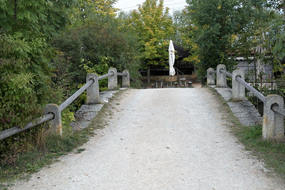 Einladende und abschirmende Bogenbrücke (unterseitig Doppelbogen)) zur Weinbergschänke