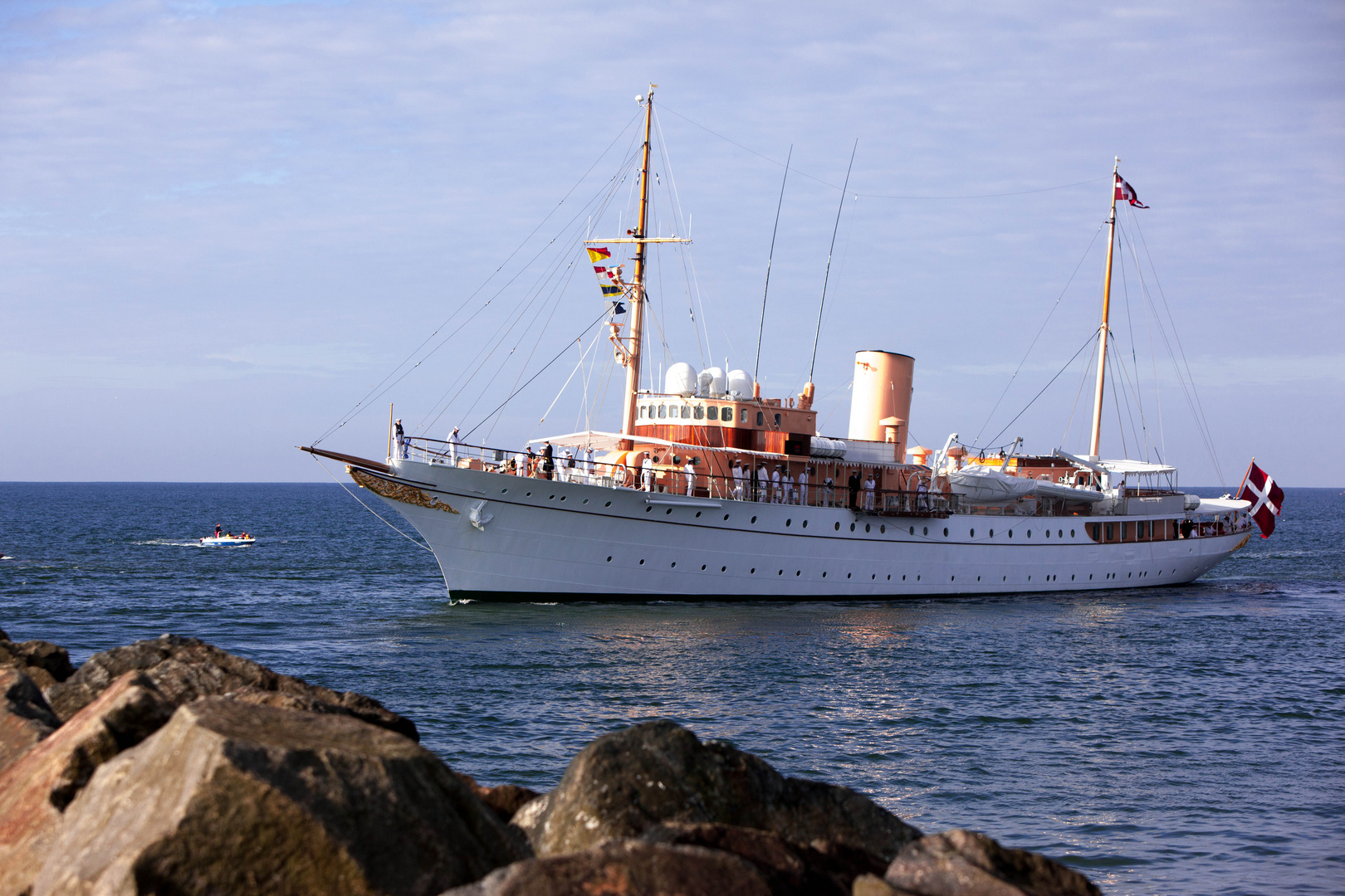 Einlauf der Dannebrog in Hvide Sande -2-