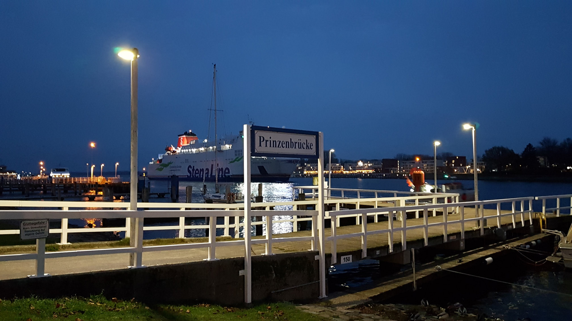 Einlauf der Stena Line in die Trave