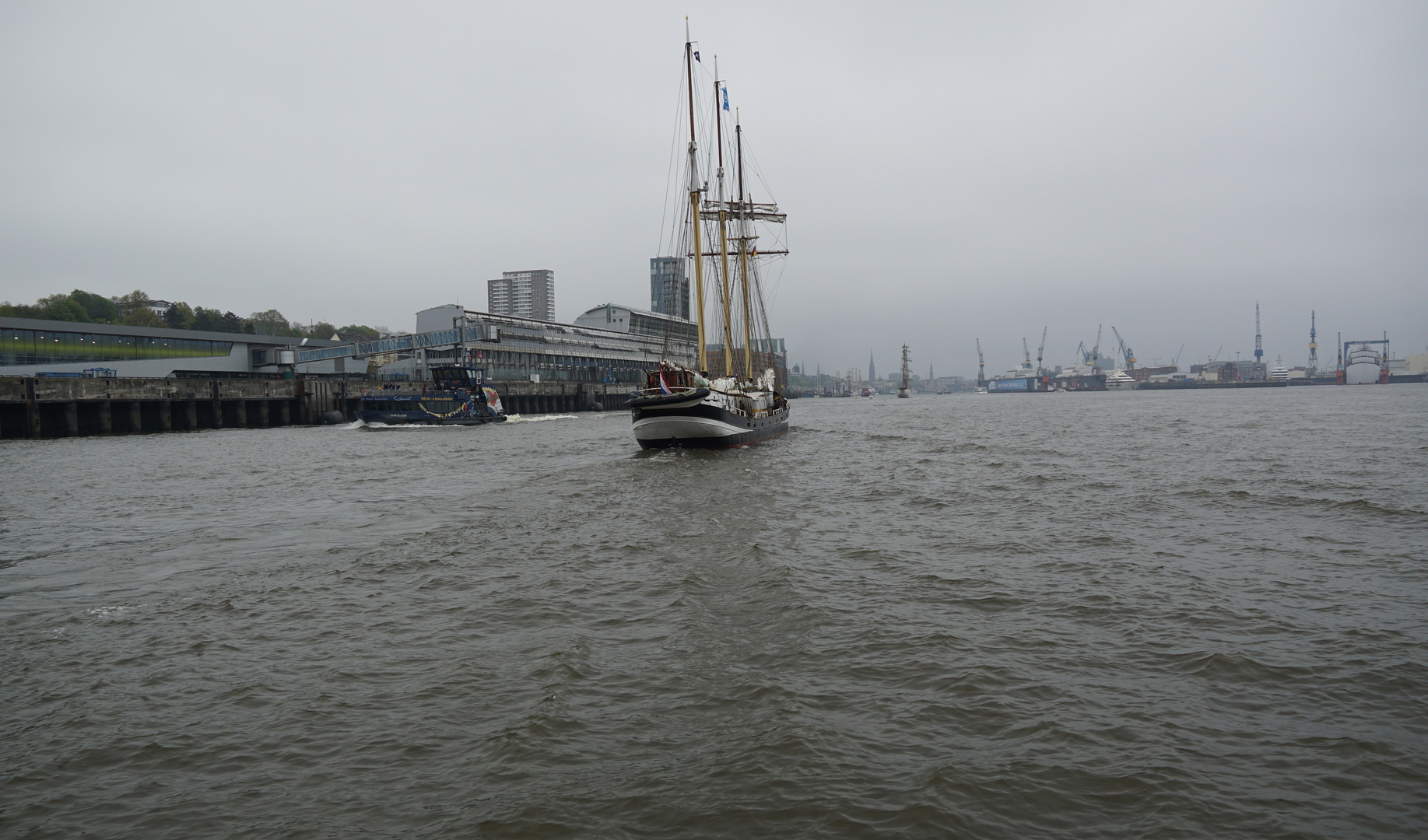 Einlauf in den Hamburger Hafen