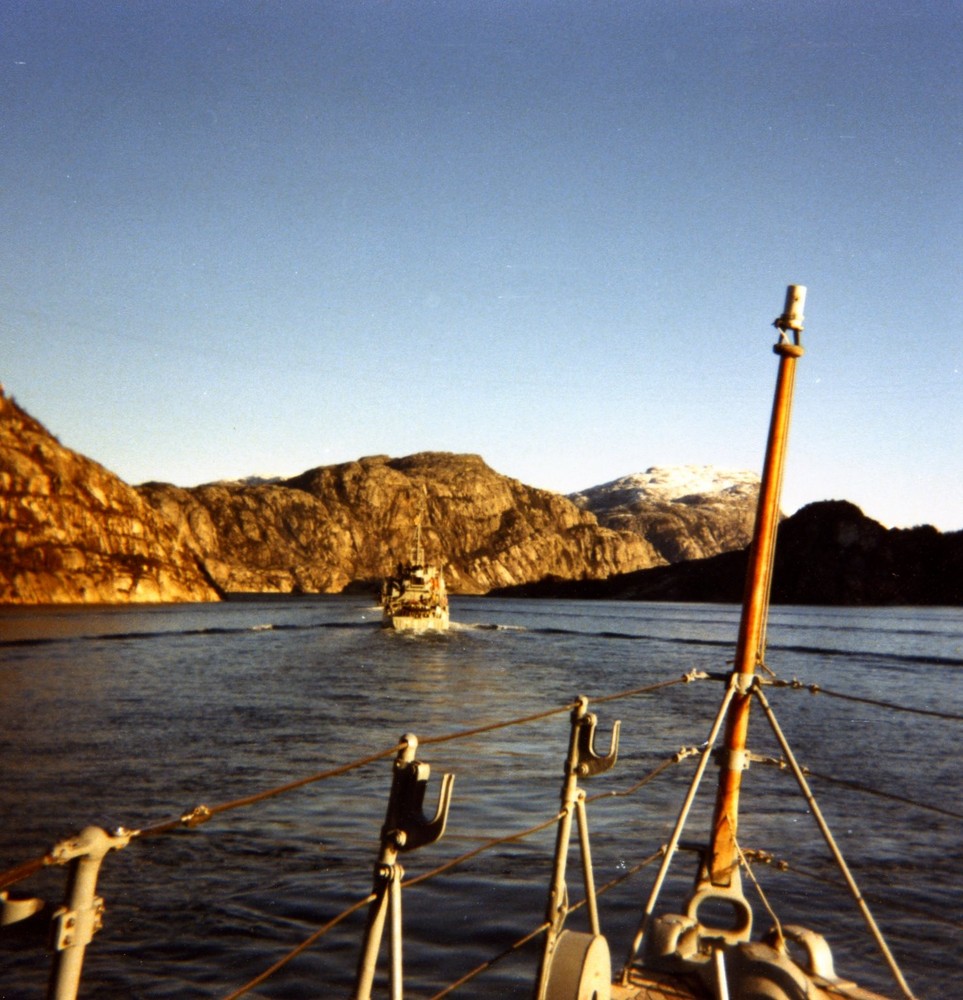 Einlaufen in einem Fjord