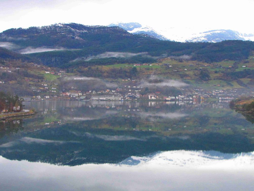 Einlaufen in Ulvik ( Hardanger Fjord, Norwegen ) mit AIDA luna