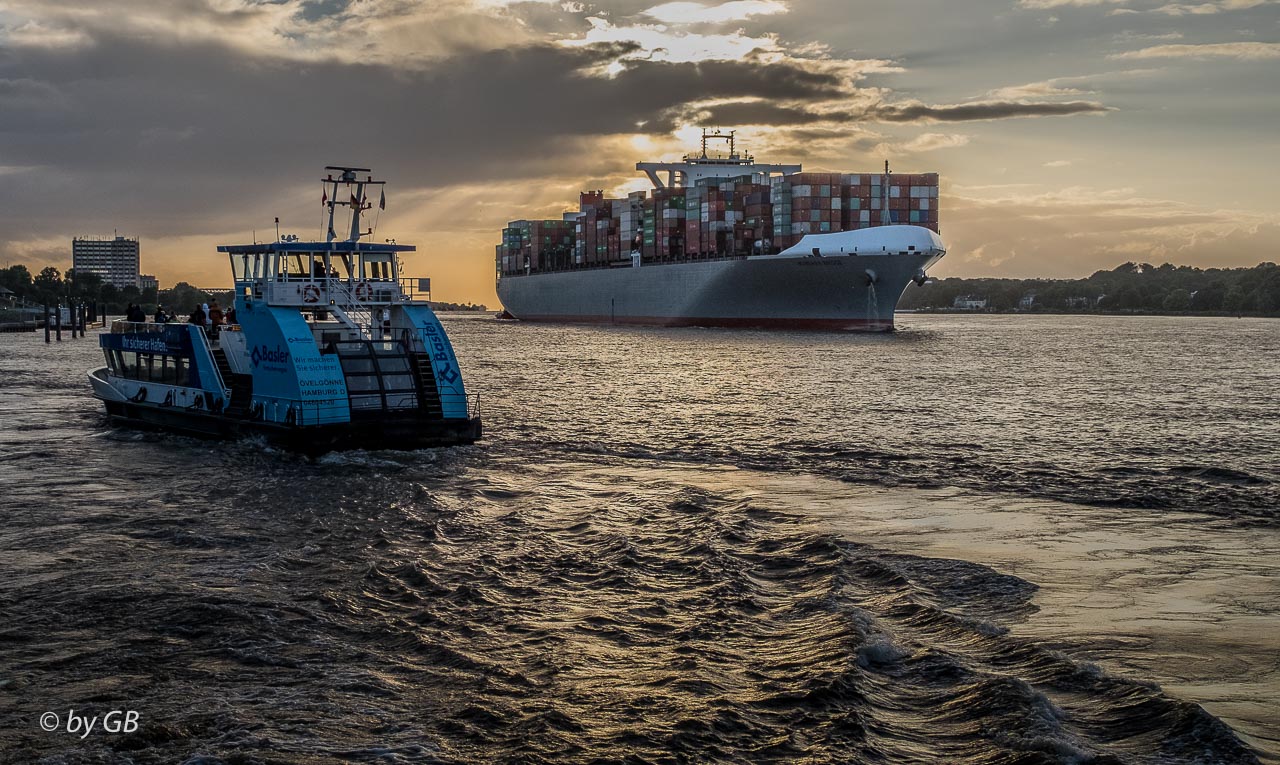 Einlaufender Containerriese