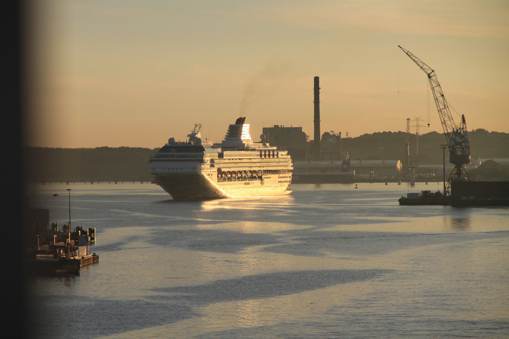 Einlaufendes Kreuzfahrtschiff