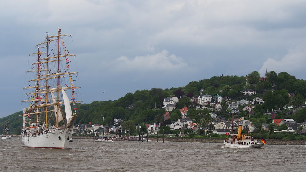 Einlaufparade vor Blankenese