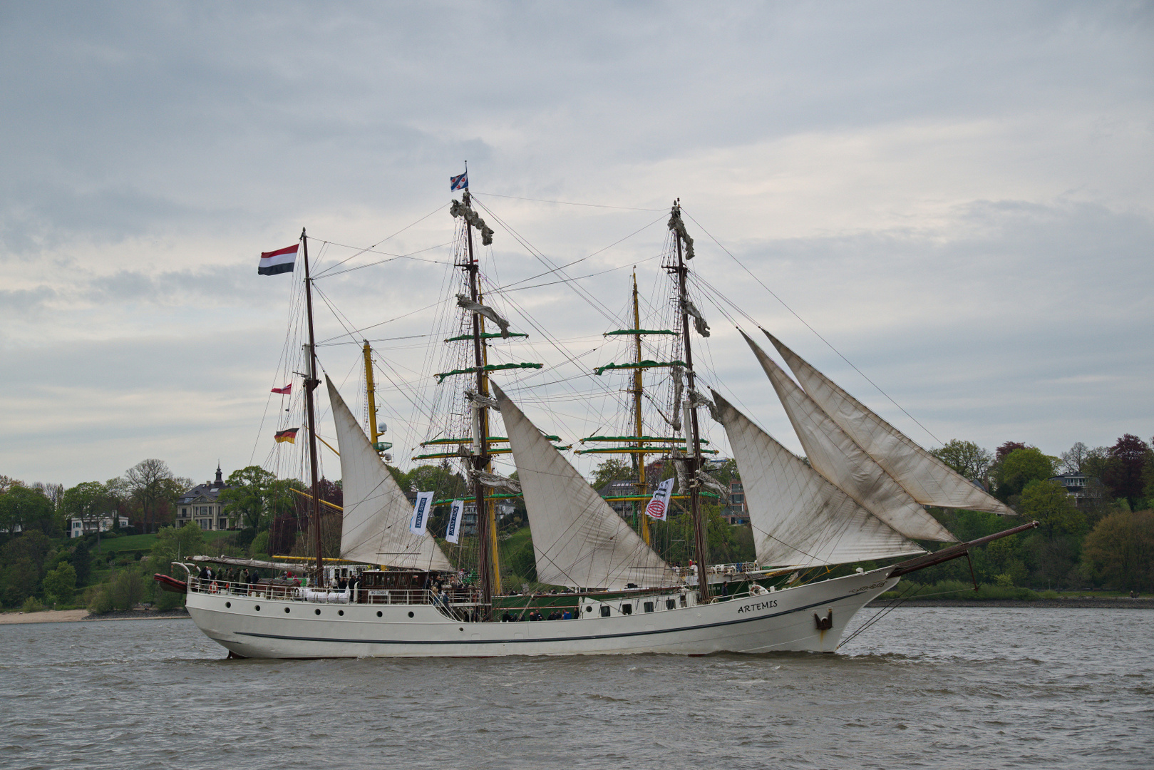 Einlaufparade zum 834. Hafengeburtstag in Hamburg