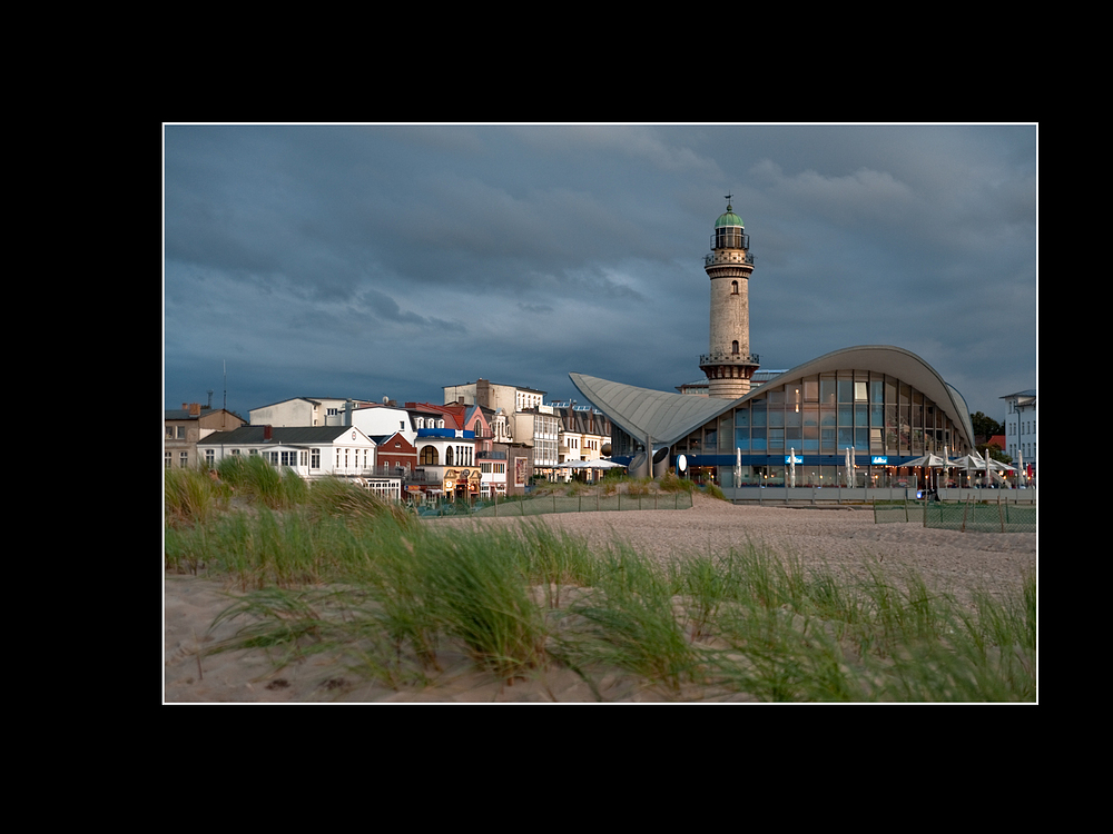 einmal ohne Sonne - Der Teepott und der Leuchtturm von Warnemünde