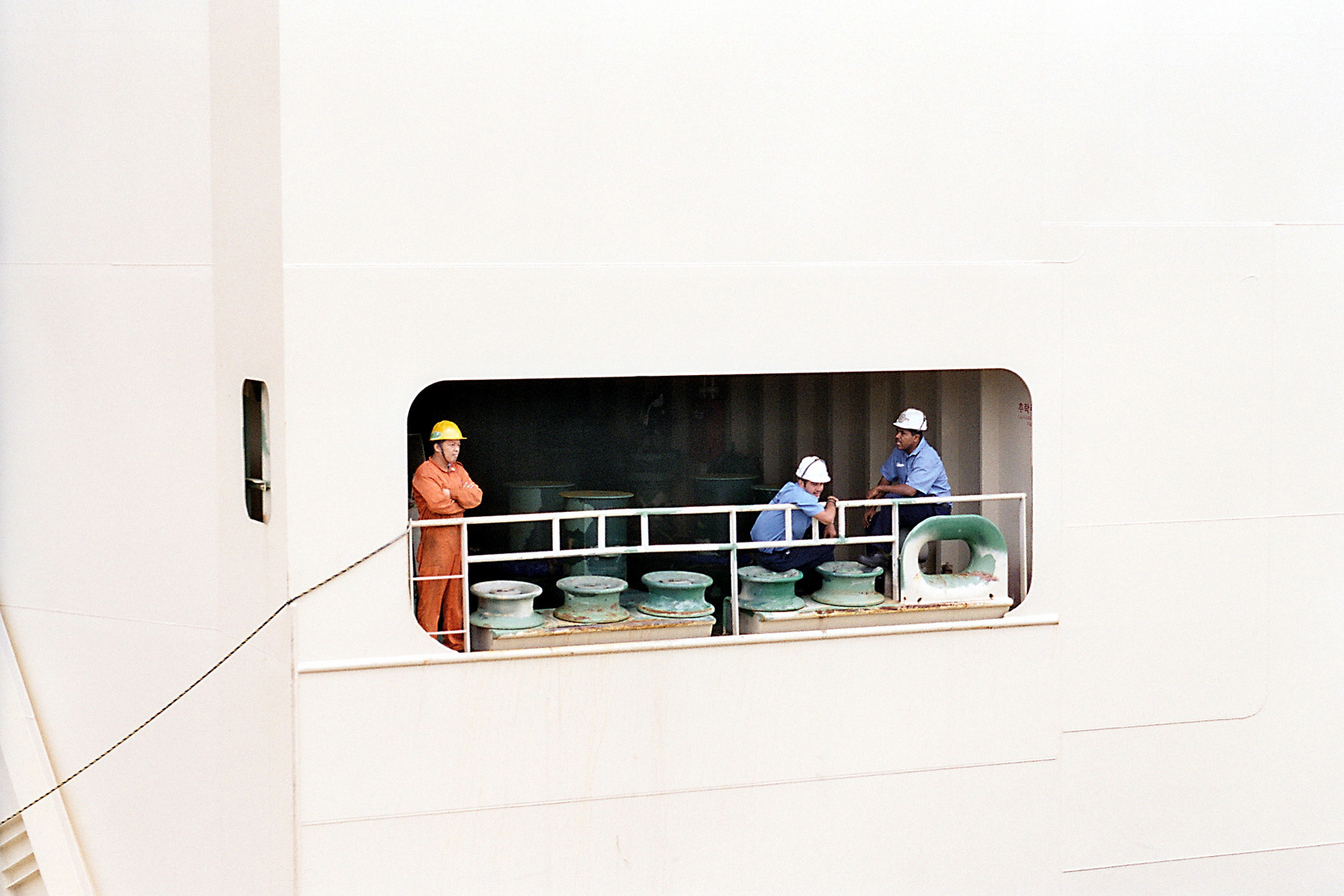 einmal rum: Arbeiter auf einem Schiff im Panama-Kanal