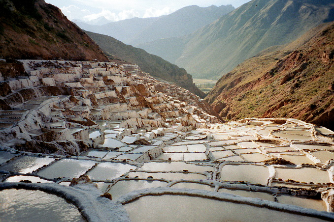 einmal rum: Salzterrassen in Peru