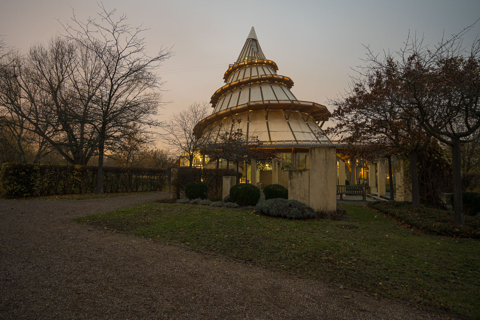 Einmal um den Jahrtausendturm