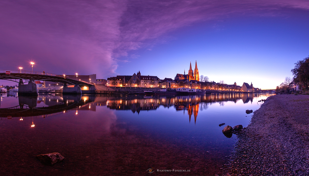 einmaliger Sonnenuntergang in Regensburg hier zur blauen Stunde