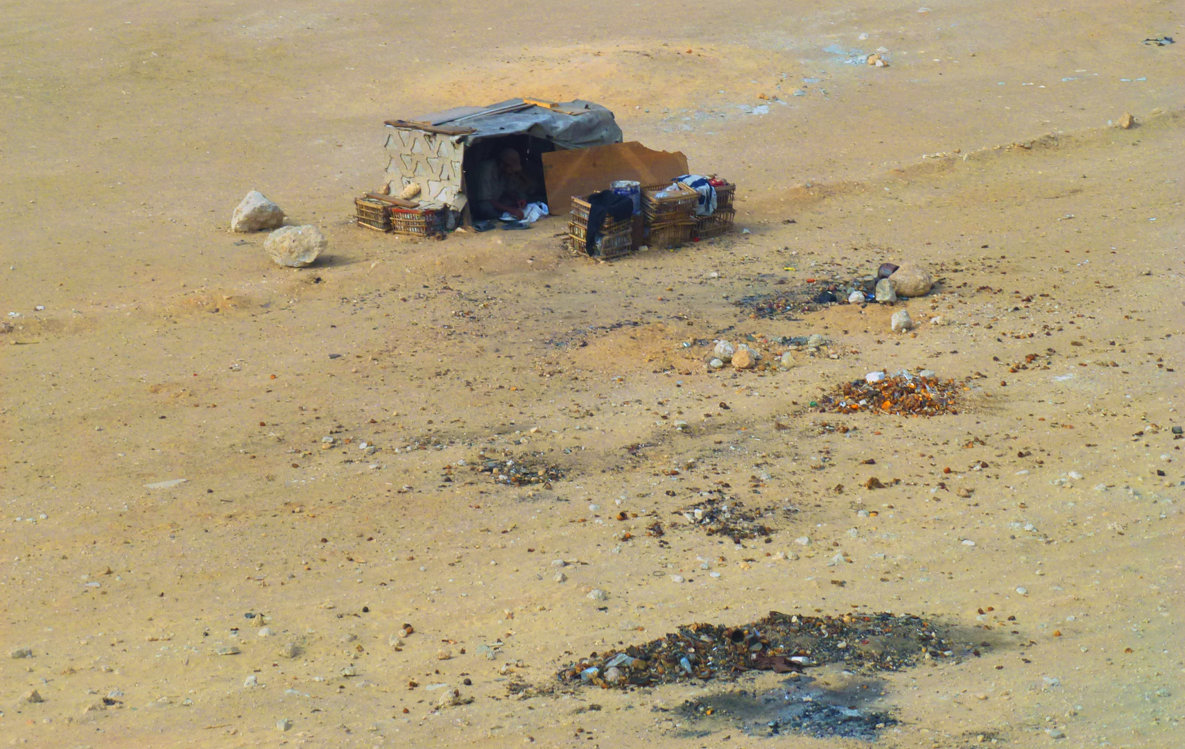Einpersonenbehausung in einer vermüllten Wüste in Ägypten