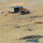Einpersonenbehausung in einer vermüllten Wüste in Ägypten