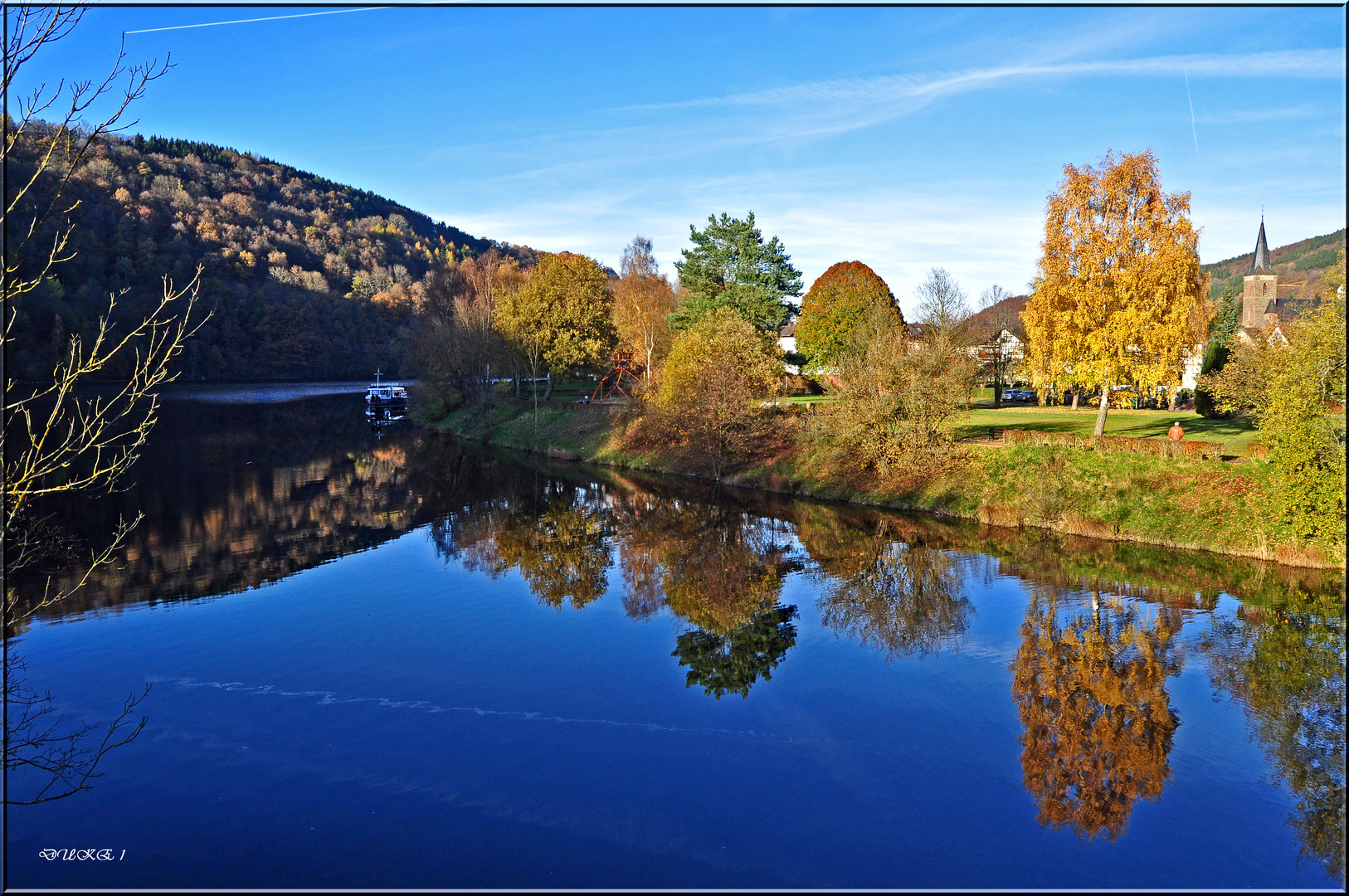 Einruhr . Dorf am See .