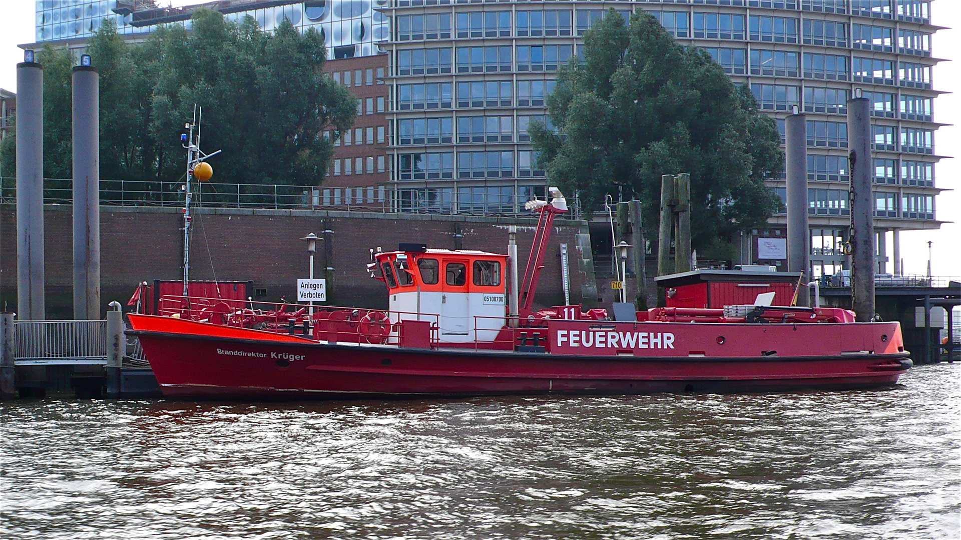 Eins der vielen Feuerlöschboote im Hamburger Hafen - die "Branddirektor Krüger"