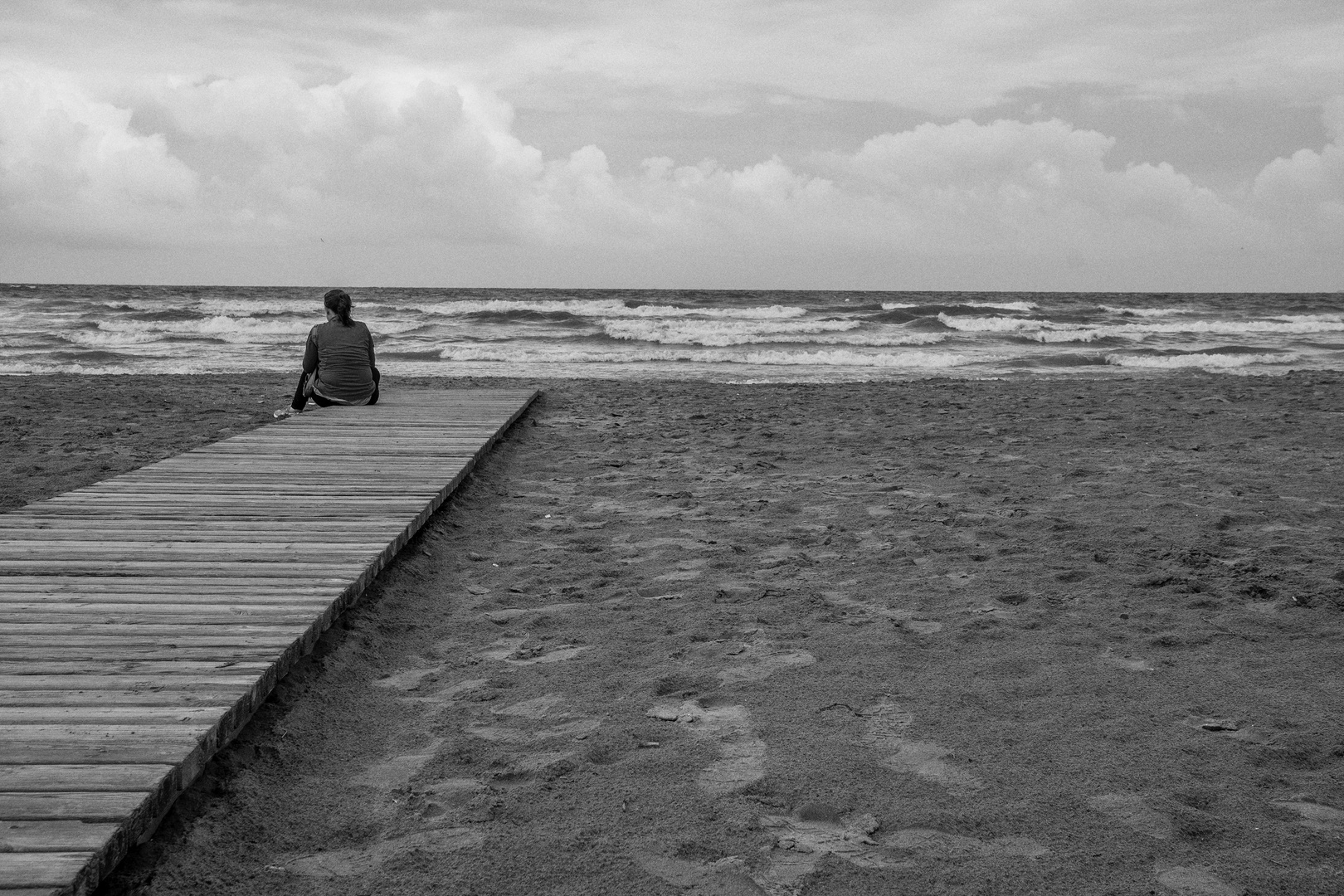 Einsam am Strand von La Malvarossa/Valencia/Spanien