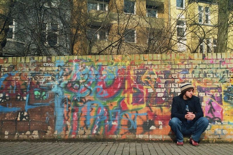 einsam an der mauer