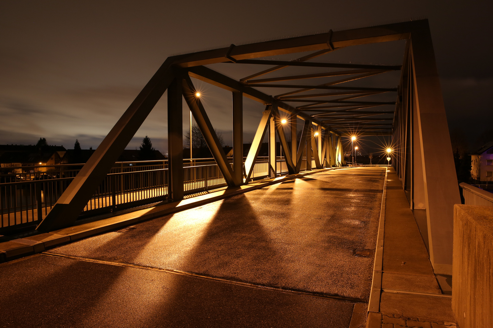 Einsam auf der Brücke in regnerischer Nacht