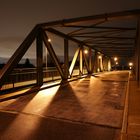 Einsam auf der Brücke in regnerischer Nacht