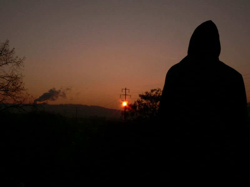 einsam beim sonnenuntergang