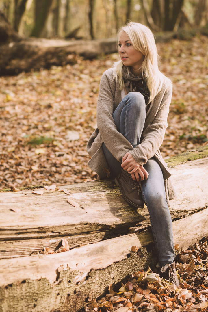 Einsam im Wald Foto & Bild | portrait, portrait frauen, people Bilder ...