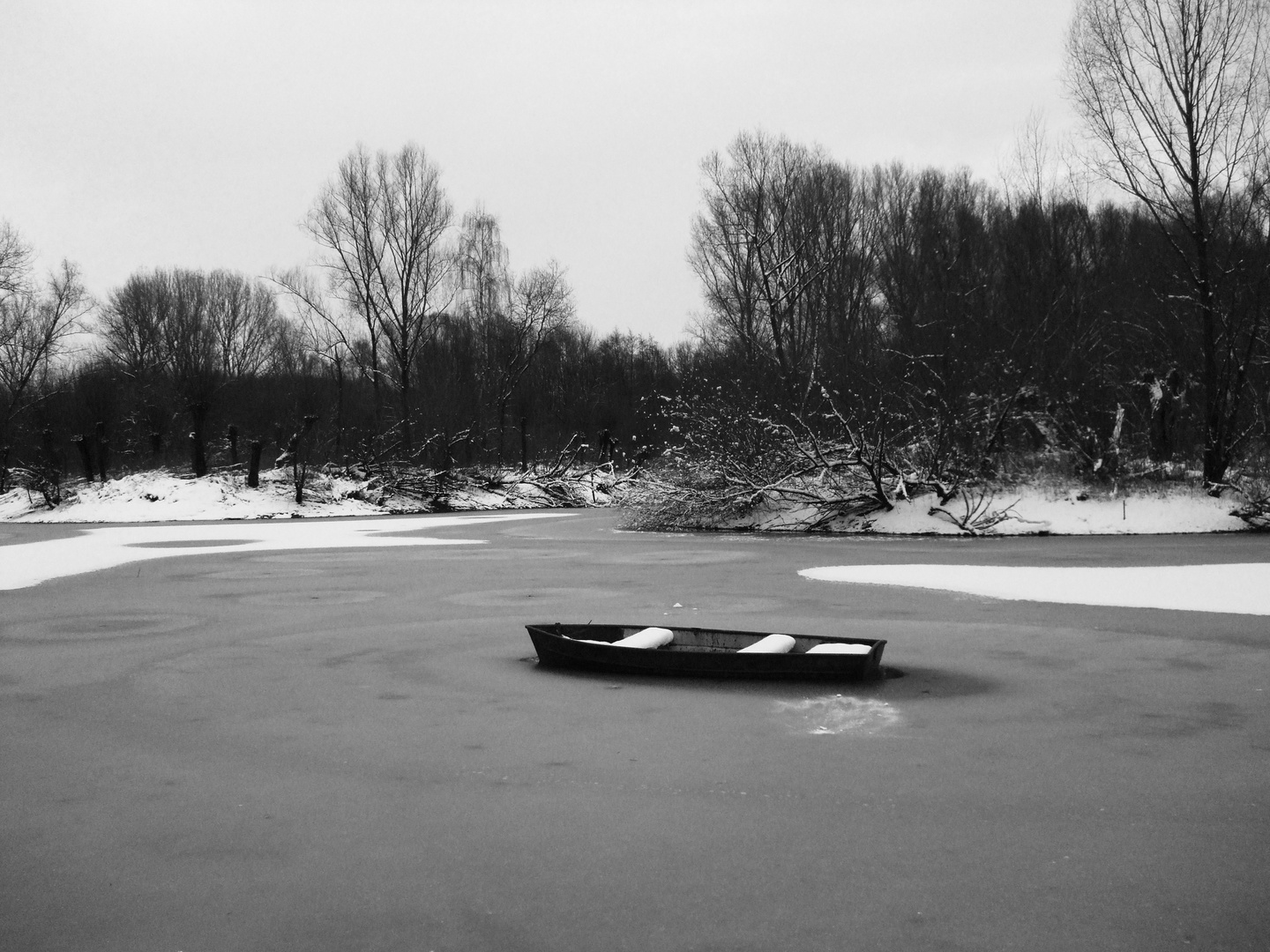 Einsam und verlassen liegt das Boot auf dem See. 