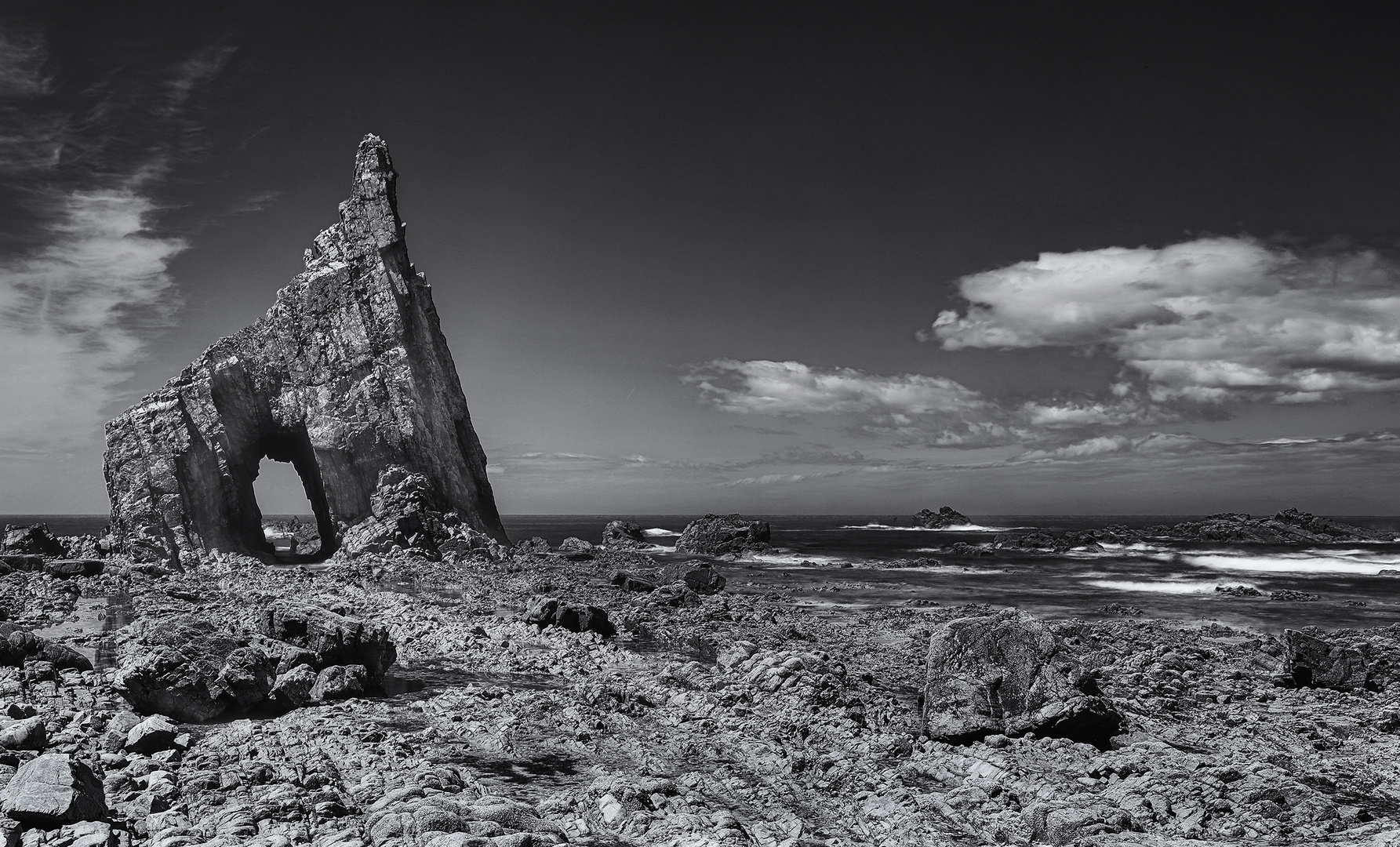 Einsam zwischen den Felsen (s/w Freitag 19032021)