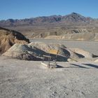 Einsame Bank im Death Valley, CA, USA