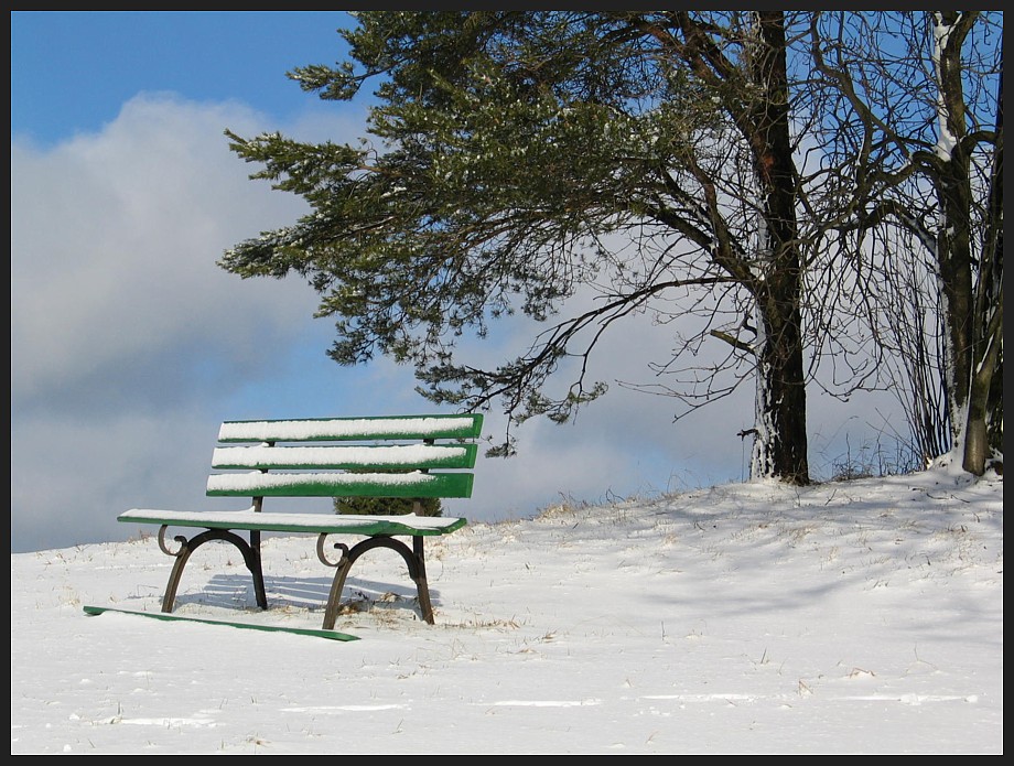 Einsame Bank im Schnee