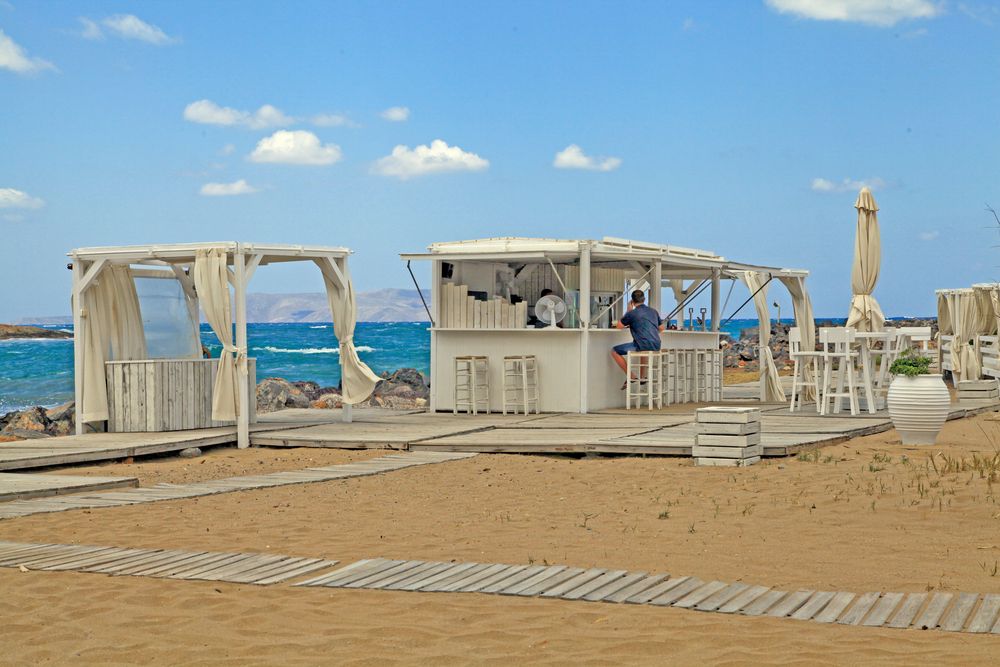 .... einsame Bar am Strand von Kossos Beach.