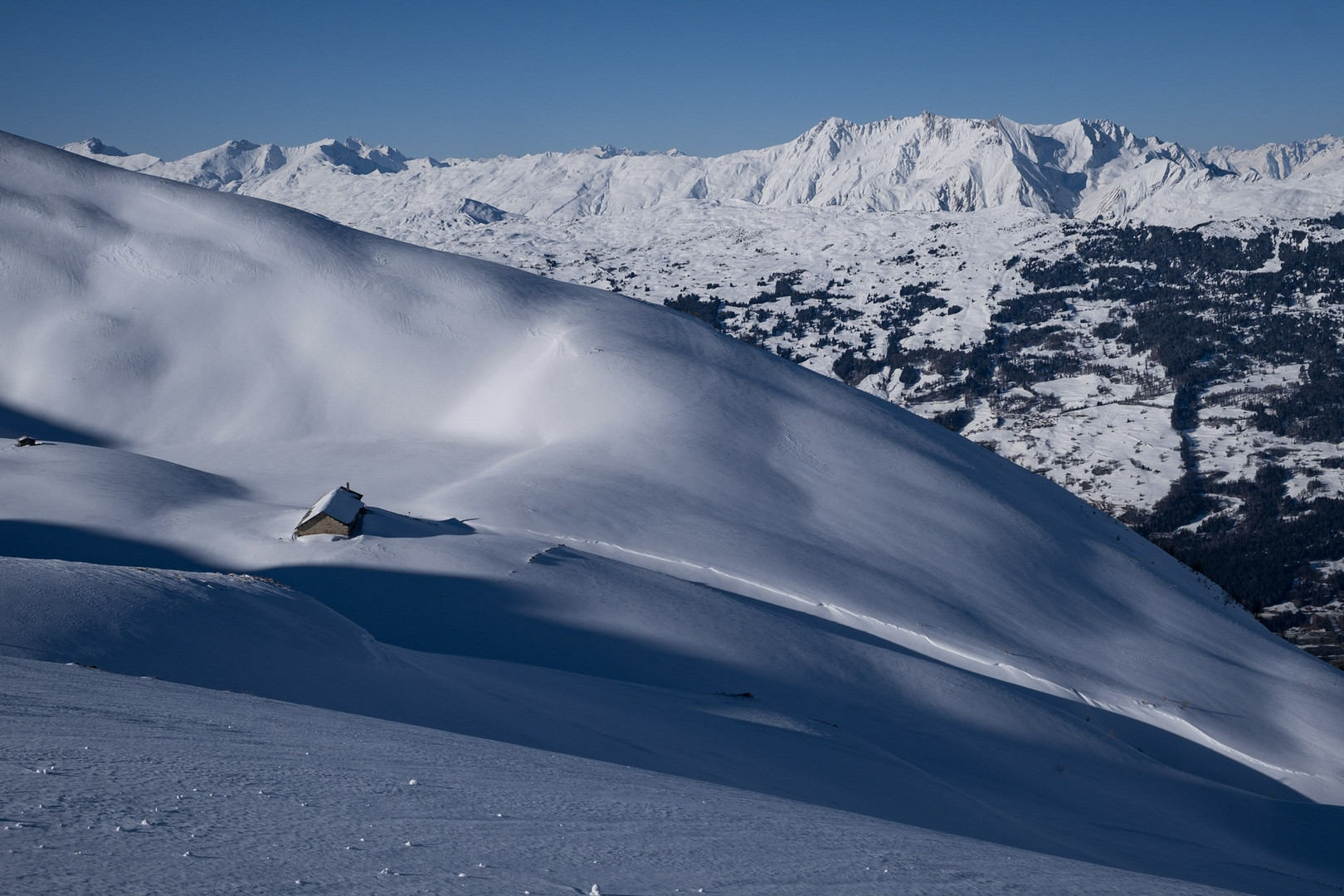 Einsame Berghütte im Winter